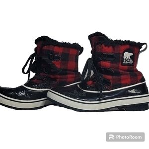 Sorel woman's size 7 in black and red flannel fur lined with thick rubber bottom